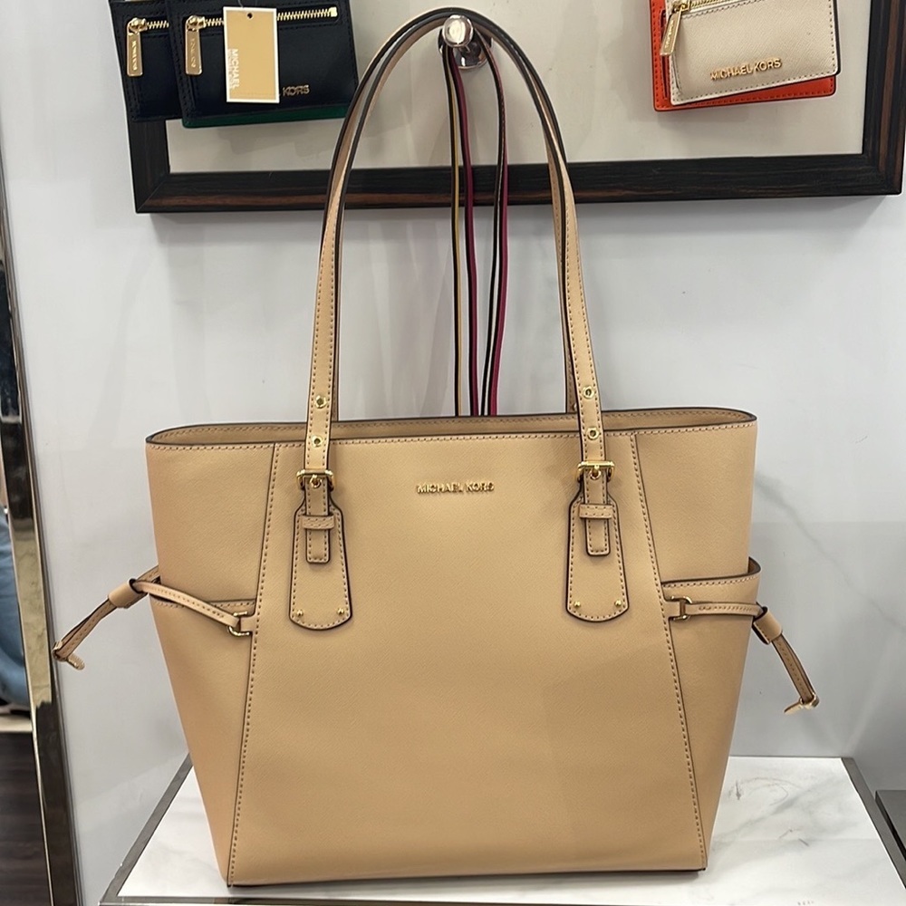 Michael Kors Voyager Small Saffiano Leather Tote Bag
30H1GV6T4T
NWT
OYSTER